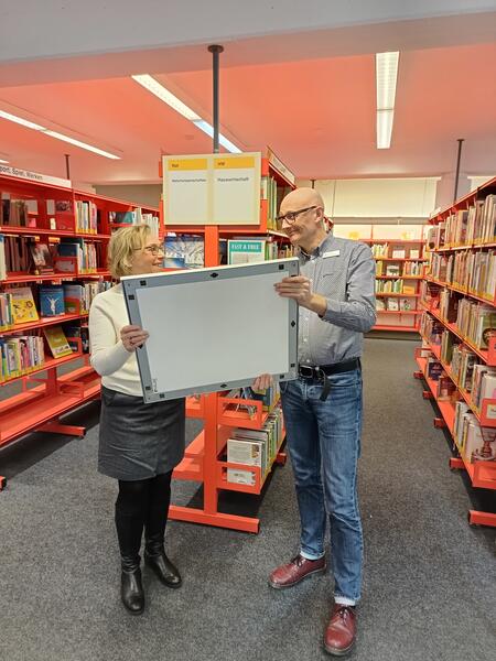 Sabine Junge (1. Vorsitzende des Kunstvereins) und Arne Tiedemann (Leiter der Stadtbücherei Elmshorn) 