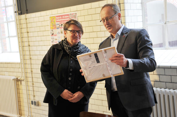 Industriemuseumsleiterin Bärbel Böhnke - hier mit Oberbürgermeister Volker Hatje - nimmt Abschied.