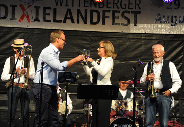 Elmshorns Bürgermeister Volker Hatje und Dixielandfest-Moderatorin Marita Fritsch erhoben gemeinsam das Glas, um auf die 30-jährige Städtepartnerschaft zwischen Elmshorn und Wittenberge anzustoßen.