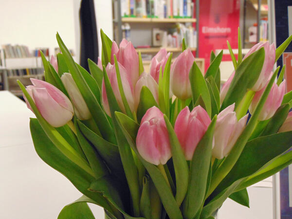 Ostern in der Stadtbücherei mit einem Blumenstrauß aus Tulpen